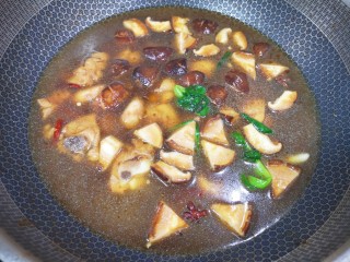 土豆香菇焖鸡,加入没过鸡块的开水，烧开以后转中火煮20分钟。