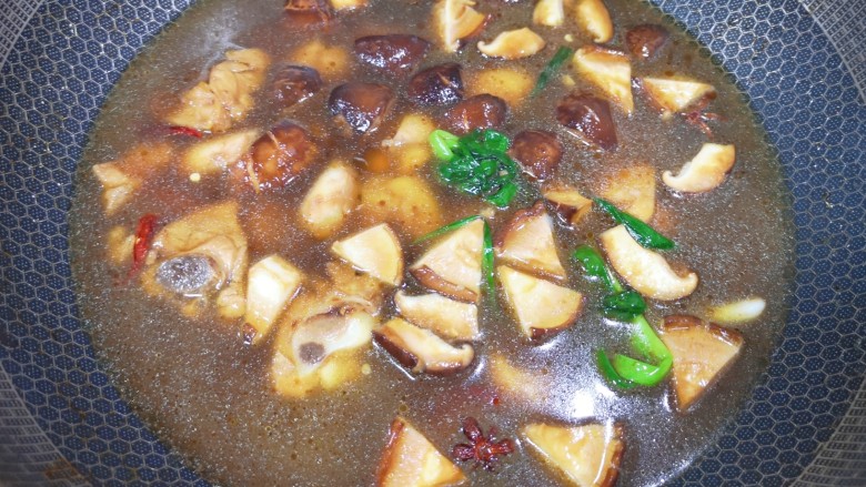 土豆香菇焖鸡,加入没过鸡块的开水，烧开以后转中火煮20分钟。