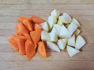 土豆香菇焖鸡,土豆和胡萝卜分别切块。