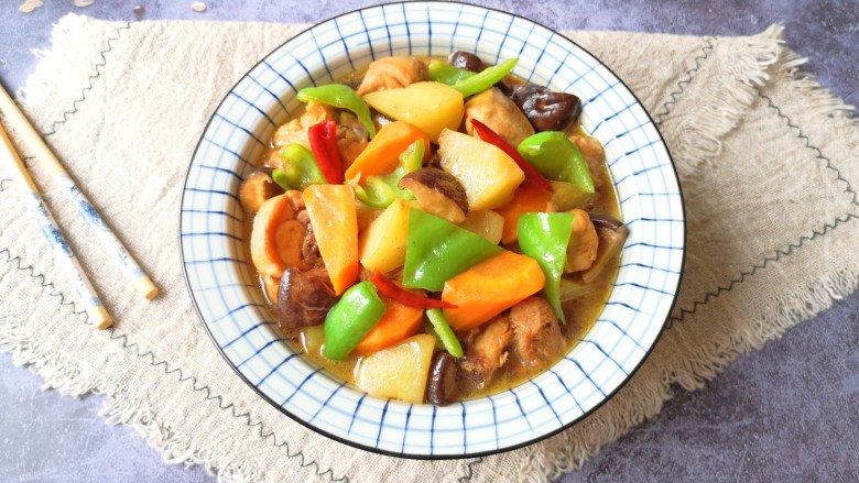 土豆香菇焖鸡,多留一些汤汁拌面配米饭超好吃！