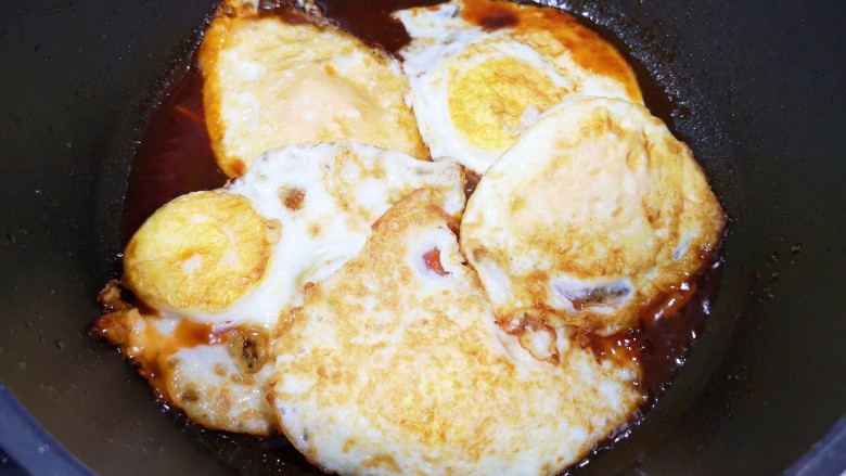 糖醋鸡蛋,下入煎好的鸡蛋。