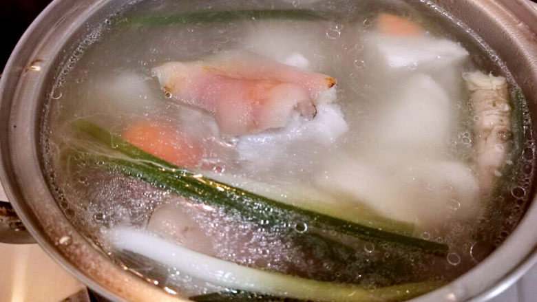莲藕炖猪蹄,莲藕与胡萝卜也加入猪蹄中，一起炖煮40分钟