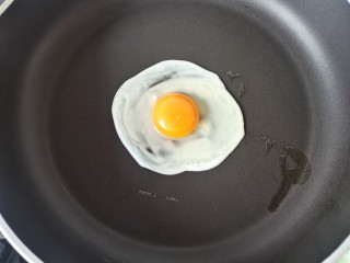 鸡蛋红糖细面汤,平底锅烧热打入鸡蛋