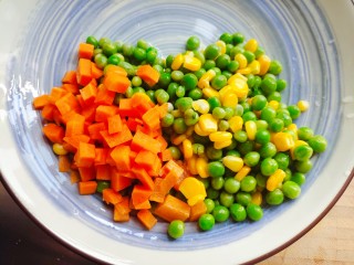 杂炒蔬菜,青豆和玉米粒冲洗一下，胡萝卜去皮洗净，切成小丁