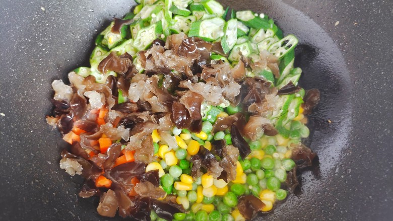 杂炒蔬菜,锅内添适量食用油，油热后倒入全部食材