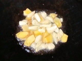 莲藕炖猪蹄,热锅下油，放入姜蒜爆香