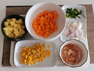 五花肉焖饭,玉米粒取下，洋葱切块，土豆和胡萝卜切丁，香葱切碎备用。