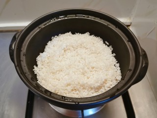 五花肉焖饭,大米淘洗干净，放入砂锅中。