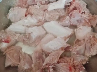 电饭煲冬瓜焖鸭,鸭肉斩小块清洗干净