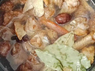 电饭煲冬瓜焖鸭,加入没过鸭肉的热水