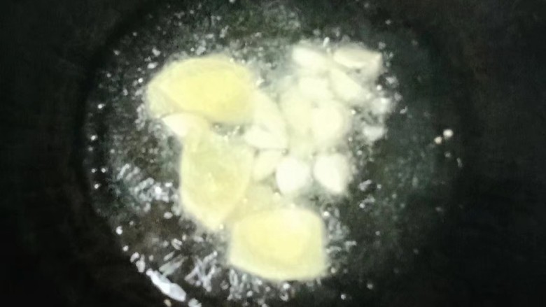 电饭煲冬瓜焖鸭,热锅下油，放入姜片大蒜爆香