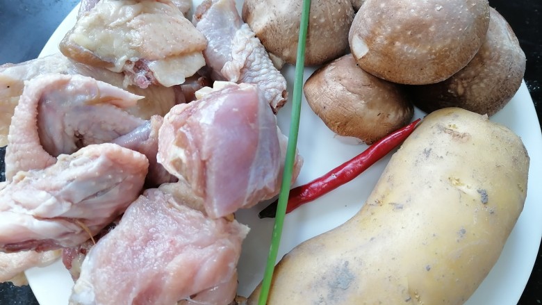 土豆香菇焖鸡,准备好所需材料