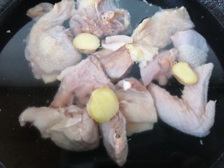 土豆香菇焖鸡,将鸡肉洗干净放入锅中焯水