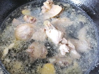 土豆香菇焖鸡,煮至沸腾出沫后撇去浮沫再煮一会