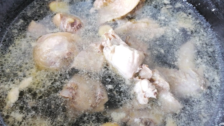 土豆香菇焖鸡,煮至沸腾出沫后撇去浮沫再煮一会