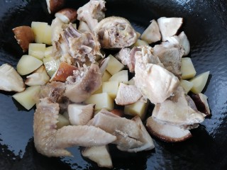 土豆香菇焖鸡,放入鸡肉