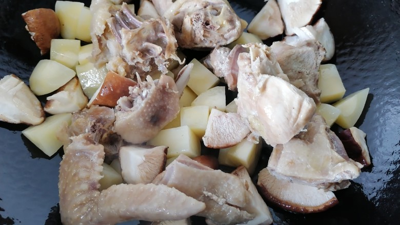 土豆香菇焖鸡,放入鸡肉