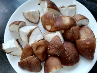 土豆香菇焖鸡,香菇洗干净切成块状