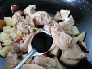 土豆香菇焖鸡,加入一勺老抽上色