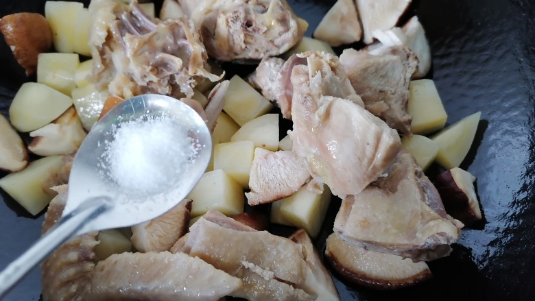 土豆香菇焖鸡,加入一勺盐调味