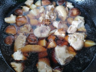 土豆香菇焖鸡,加入适量水和一个茴香开始焖一会