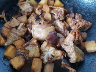 土豆香菇焖鸡,焖至鸡肉入味上色即可出锅
