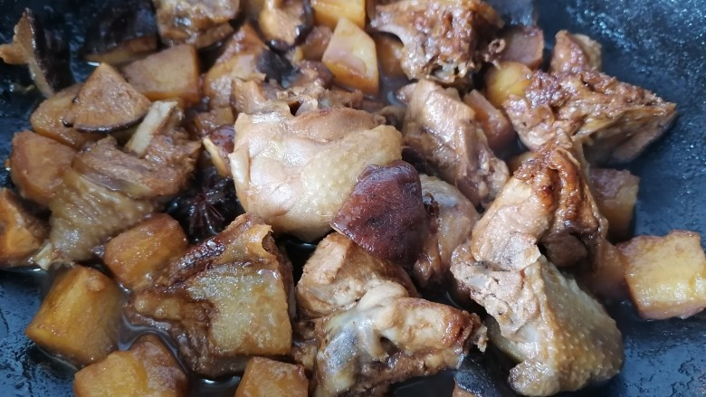 土豆香菇焖鸡,焖至鸡肉入味上色即可出锅