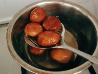 土豆香菇焖鸡,香菇去掉根部，清洗干净放入开水中汆烫捞出。