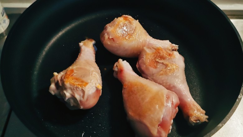 土豆香菇焖鸡,<a style='color:red;display:inline-block;' href='/shicai/ 92'>鸡腿</a>清洗干净，吸干水分，放入平底锅煎至两面金黄色出锅。