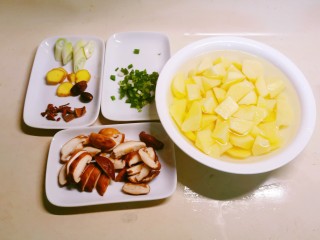 土豆香菇焖鸡,香菇切片，土豆切块，香葱切碎，姜切片，大葱切段。