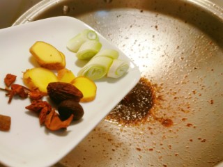土豆香菇焖鸡,起油锅放入食用油，油热后放入郫县豆瓣酱和甜面酱炒香，放入葱姜、八角桂皮、草果肉蔻