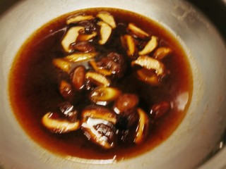 土豆香菇焖鸡,炒出香味放入香菇翻炒，放入酱油提味，加入400克清水烧开。