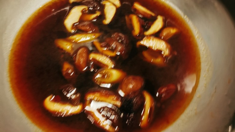土豆香菇焖鸡,炒出香味放入香菇翻炒，放入酱油提味，加入400克清水烧开。