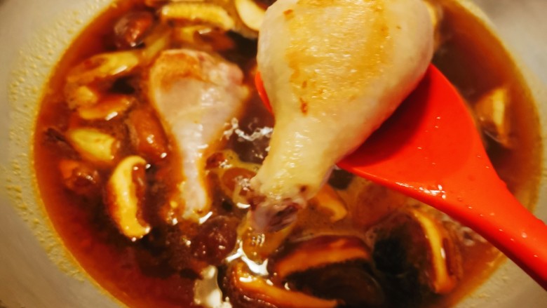 土豆香菇焖鸡,放入煎好的鸡腿。