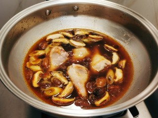 土豆香菇焖鸡,大火烧开转中小火，扣上盖子焖制。