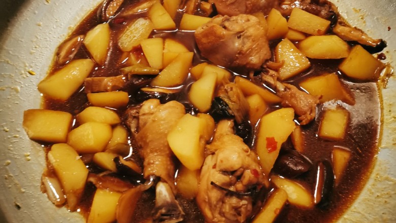 土豆香菇焖鸡,焖至土豆成熟，关火出锅。