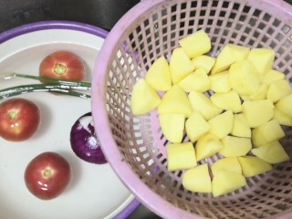 番茄土豆炖牛腩,准备配菜洗净切块，番茄3个，洋葱一个，土豆2-3个
