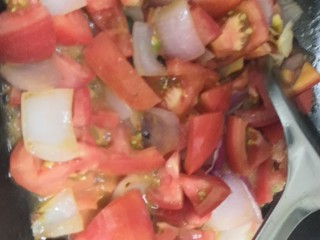 番茄土豆炖牛腩,番茄切小块，下锅煸炒出汁