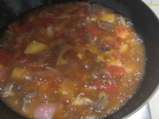 番茄土豆炖牛腩,加入生抽适量，冰糖，盐适量，加没过食材的热水。大火烧开转小火，炖煮1.5-2小时，看锅中水的情况调整。注意不定时翻下。