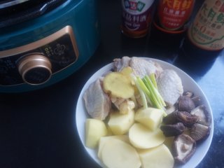 土豆香菇焖鸡,准备食材：土豆去皮切块，香菇提前泡发，童子鸡洗净切块，生姜切片，小葱切段