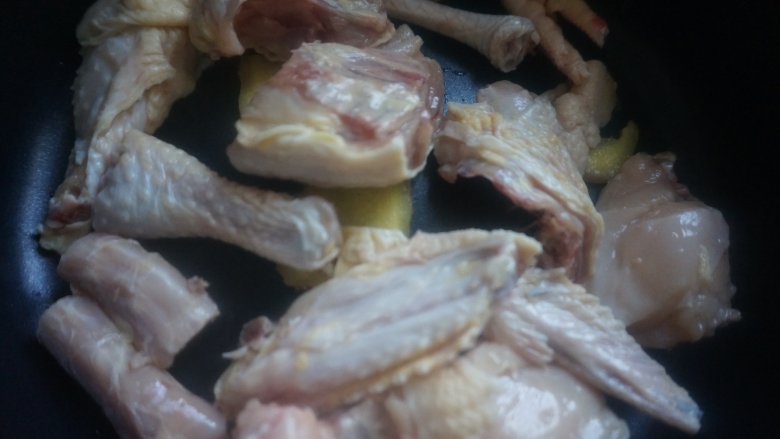 土豆香菇焖鸡,放入洗净切块的童子鸡