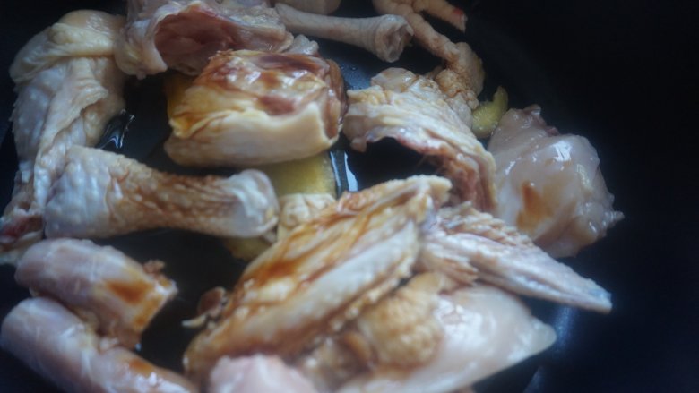 土豆香菇焖鸡,倒入30ml生抽（六月鲜特级原汁酱油）