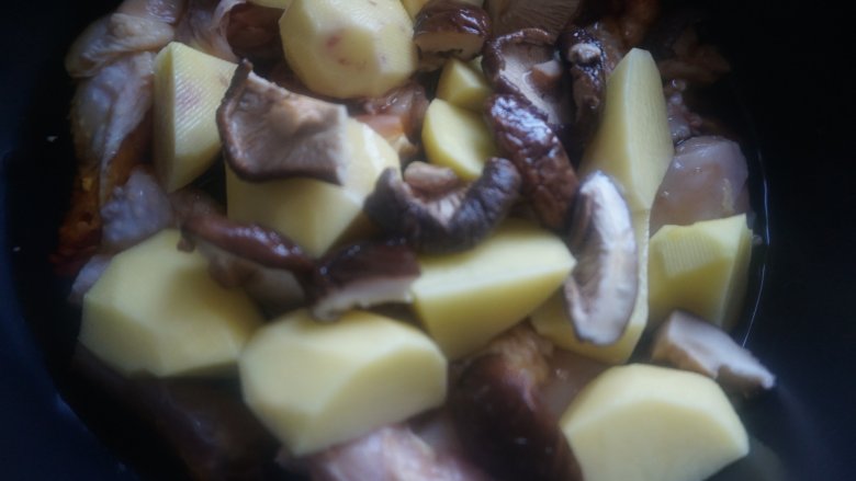 土豆香菇焖鸡,放入泡发后的香菇