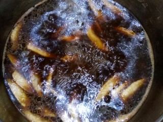 五香双椒鸡尖,放入卤水中卤制十分钟，泡两小时。