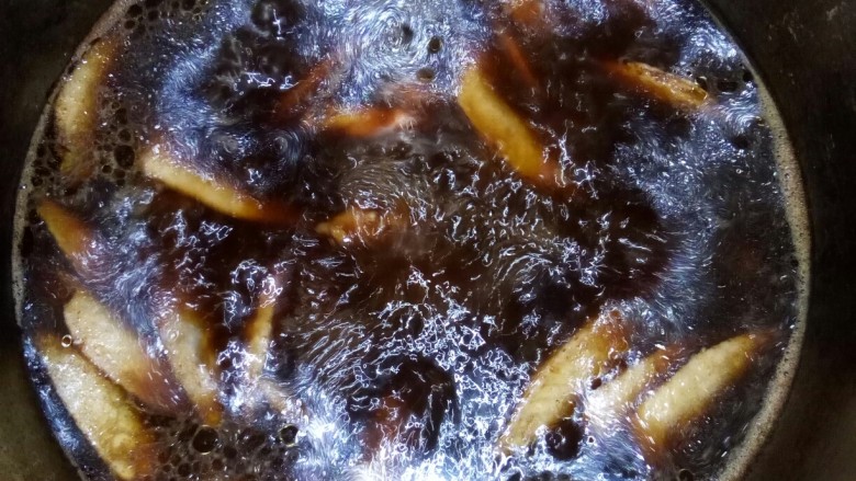 五香双椒鸡尖,放入卤水中卤制十分钟，泡两小时。