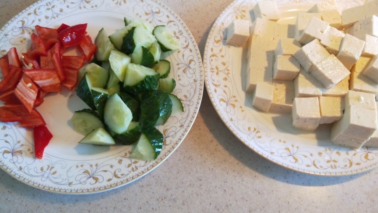 黄瓜烧豆腐,切成小块。