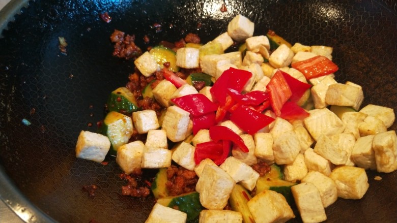 黄瓜烧豆腐,加入红椒，盐，耗油。
