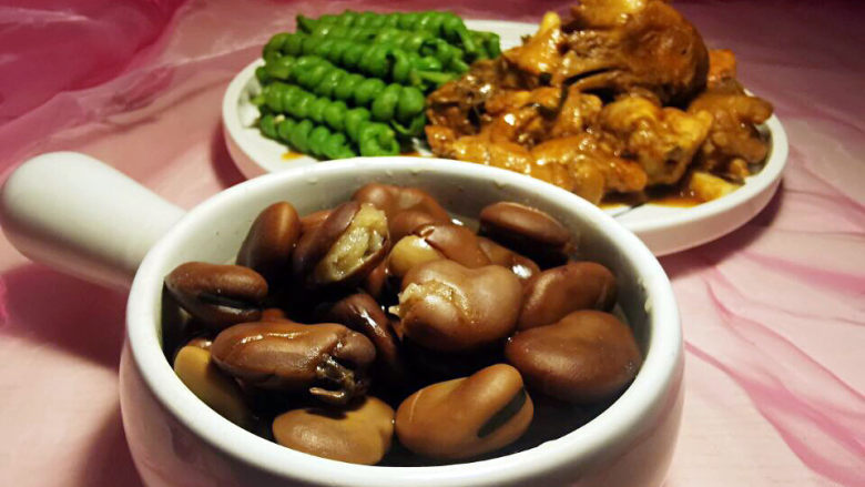酱香鸡佐麻花豇豆,七夕吃丰盛一些，蚕豆是用来分享左邻右舍的，麻花豇豆与鸡肉自家大块朵颐。