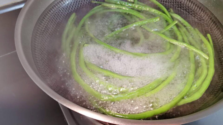 酱香鸡佐麻花豇豆,豇豆入锅焯熟，水锅中要加盐、油，才能保持翠绿
