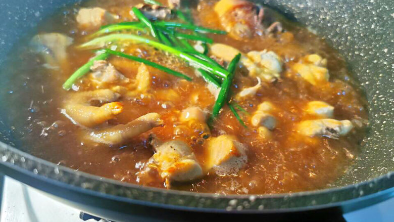 酱香鸡佐麻花豇豆,加水，浸过所有食材，大火烧开，小火焖煮